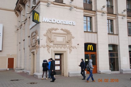 Вывески и объемные буквы для компании McDonald's на вокзале